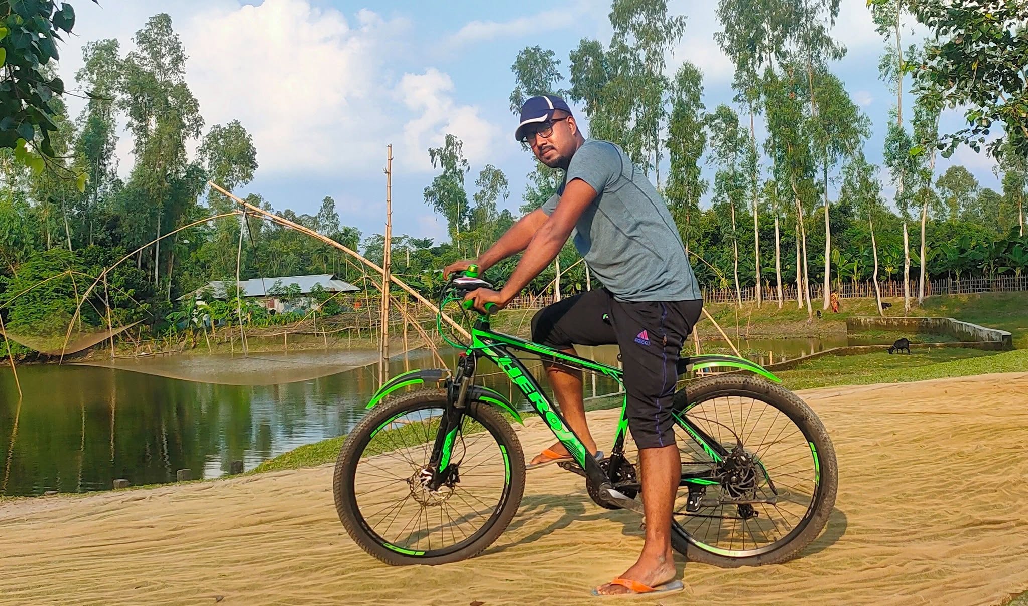 সাইকেল চালাচ্ছেন শরীফ