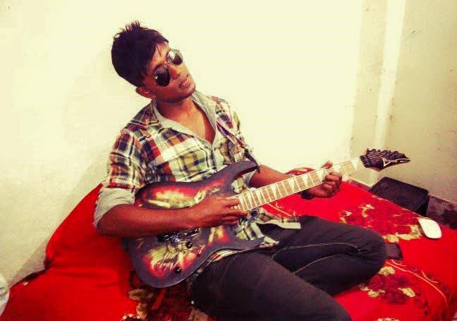 গিটার বাজাচ্ছেন শরীফ