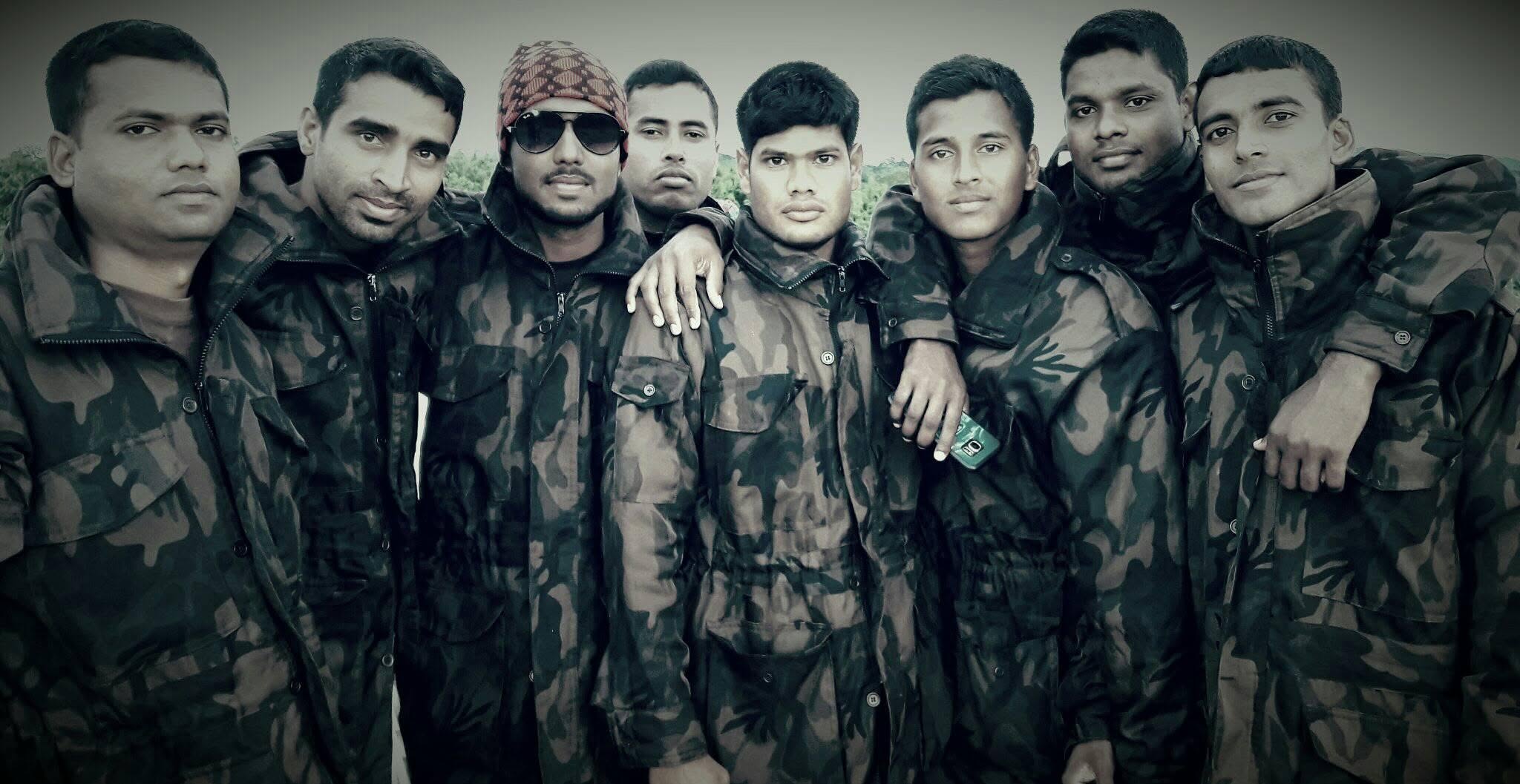 সহকর্মীদের সঙ্গে শরীফ